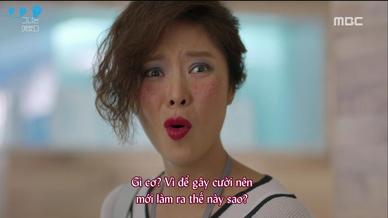 Kiểu make up mắt xanh, môi đỏ lạc mốt