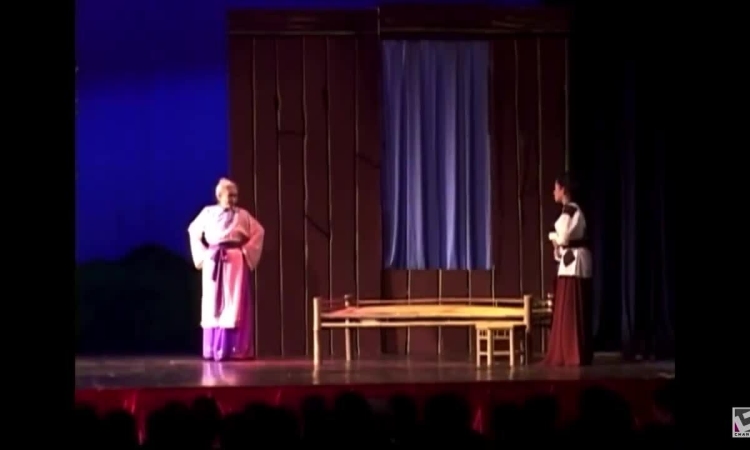 'Quái kiệt' BoBo Hoàng gia công mão, trâm cài tóc nuôi gia đình